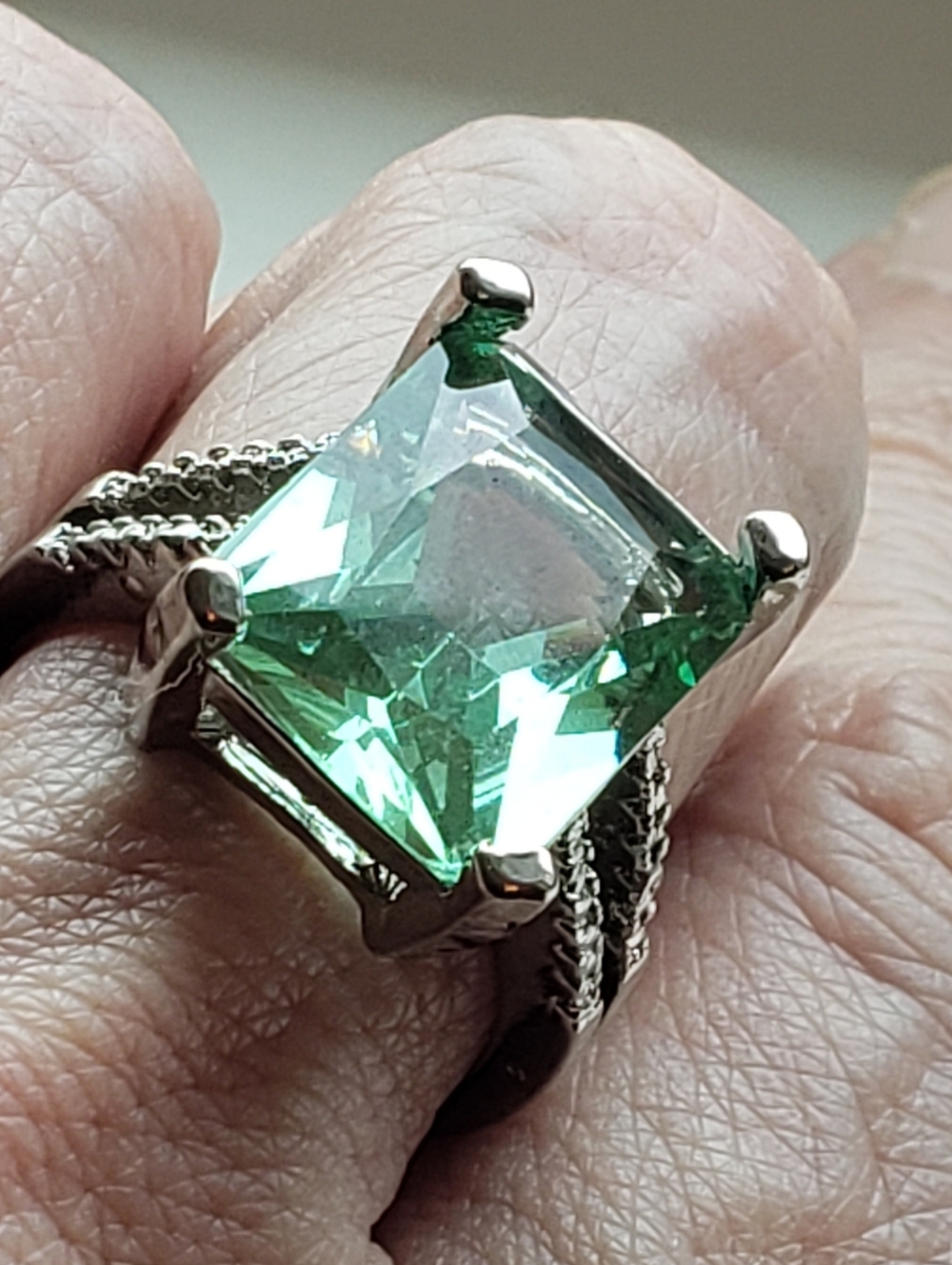 NEW Aquamarine Colored S.P. Ring, Size 7.5, Beautiful Faceting, Clear Stone, Lg. - Picture 4 of 5